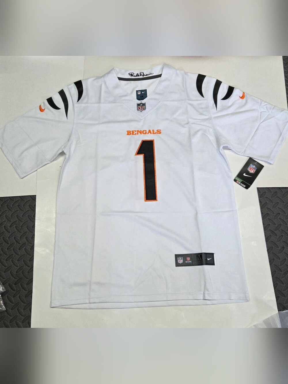 Men's Nike Ja’Marr Chase Cincinnati Bengals White/Black Jersey Size M-L NEW!!